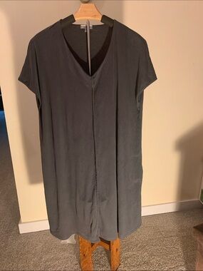 Relaxed V-Neck Short Sleeve Tunic Dress in Charcoal